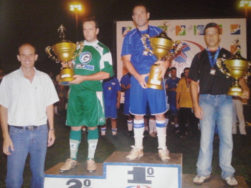 Paulo segurando o troféu que ganhou junto a equipe da Zaeli.