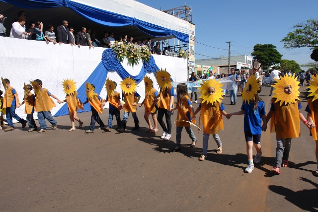 63 anos de Amambai: desfile é representação do carinho pela cidade O sol esteve presente, tanto no clima quanto no desfile. Foto: Moreira Produções.
