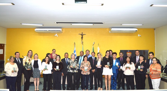 Profissionais da enfermagem foram homenageados nessa terça-feira (30) em Amambai 13 profissionais da área da enfermagem foram homenageados na noite dessa terça (30)