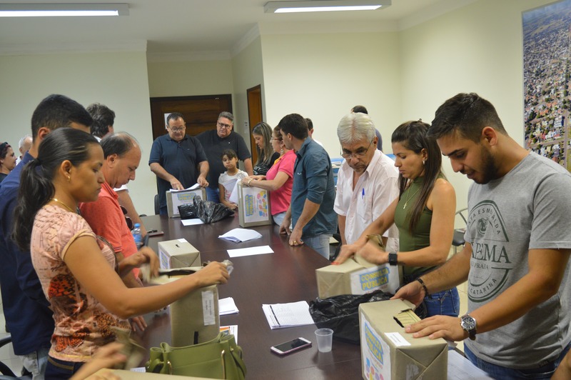 Apuração aconteceu na sala de reuniões da Prefeitura Municipal / Foto: Moreira Produções