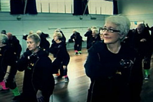 Grupo se reúne como um flashmob de dança para idosos