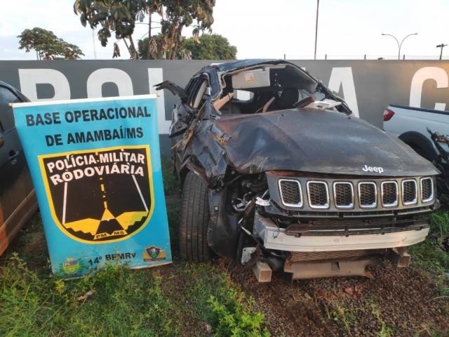 Veículo Compass onde a droga era transportada foi completamente destruído. (Foto: Divulgação/PMR)