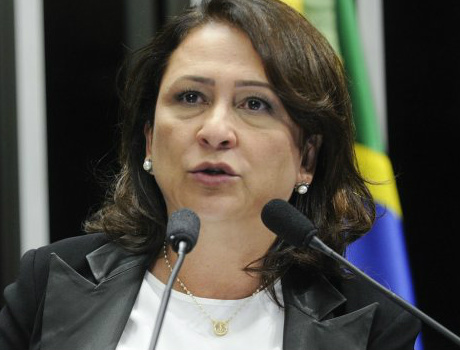 Ministra da Agricultura é questionada na Justiça pelo não pagamento de um empréstimo de R$ 1 milhão contratado em 2011 para a plantação de eucalipto na fazenda de sua família no Tocantins