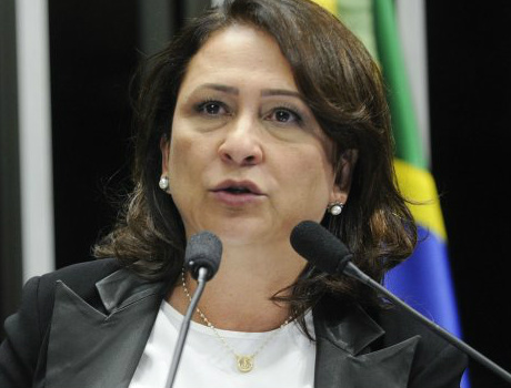 Kátia Abreu é processada por dívida com o BNDES Ministra da Agricultura é questionada na Justiça pelo não pagamento de um empréstimo de R$ 1 milhão contratado em 2011 para a plantação de eucalipto na fazenda de sua família no Tocantins