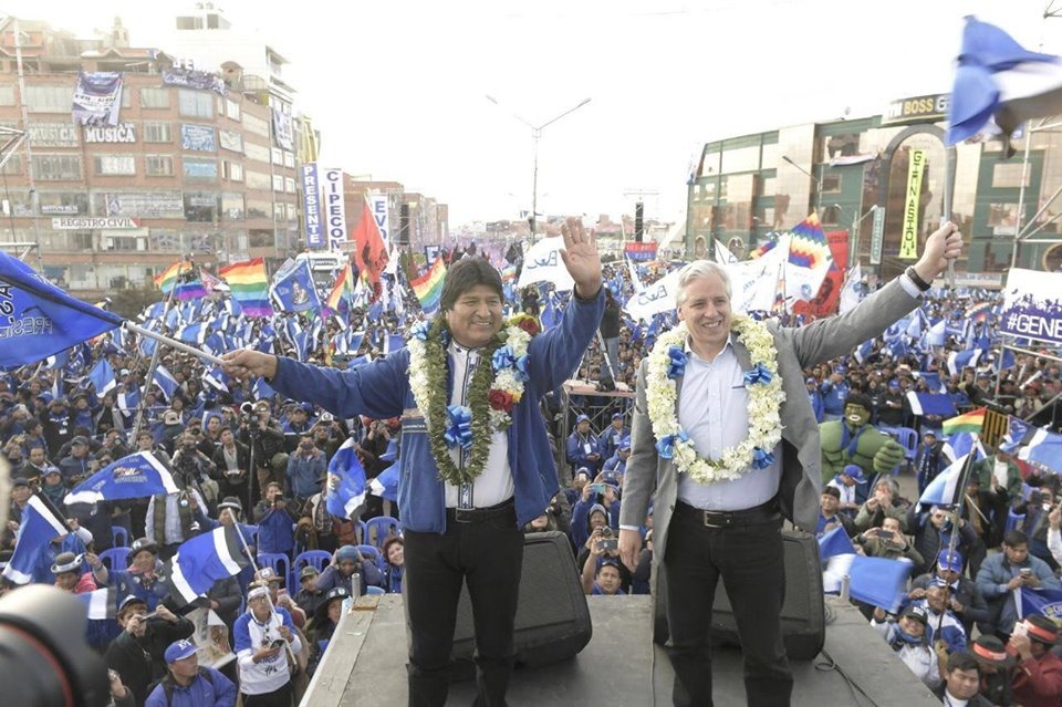 Tudo que você precisa saber sobre as eleições gerais de domingo (20) na Bolívia Morales e Linera saúdam os apoiadores no encerramento da campanha. (Foto: Divulgação/Facebook)