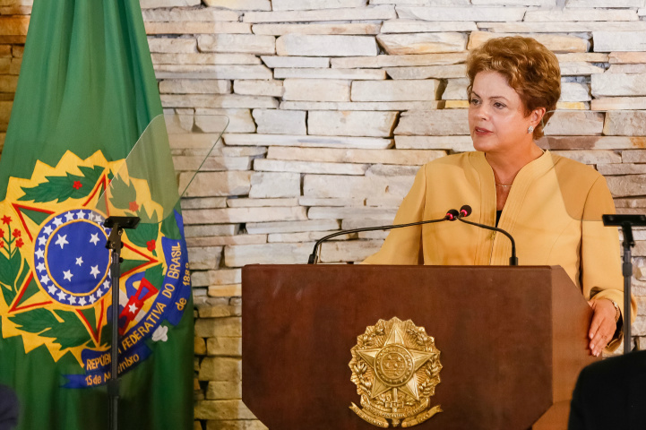 Dilma assume "compromisso inarredável" com a liberdade de expressão