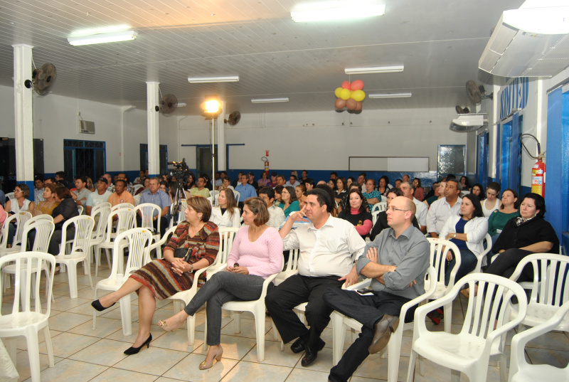 Candidatos respondem perguntas sobre Educação em Amambai