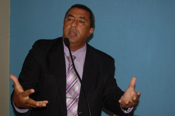 Vereador Carlinhos cobra sinalização na cidade Vereador Carlinhos cobra sinalização na cidade