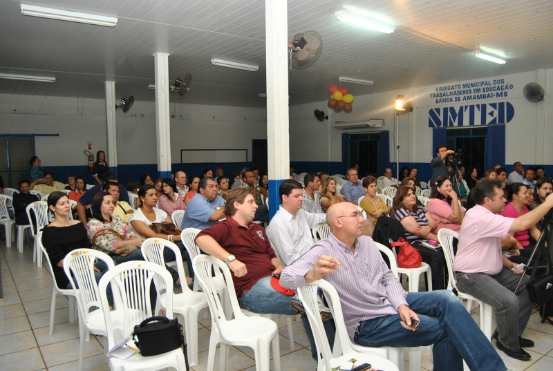 Candidatos respondem perguntas sobre Educação em Amambai