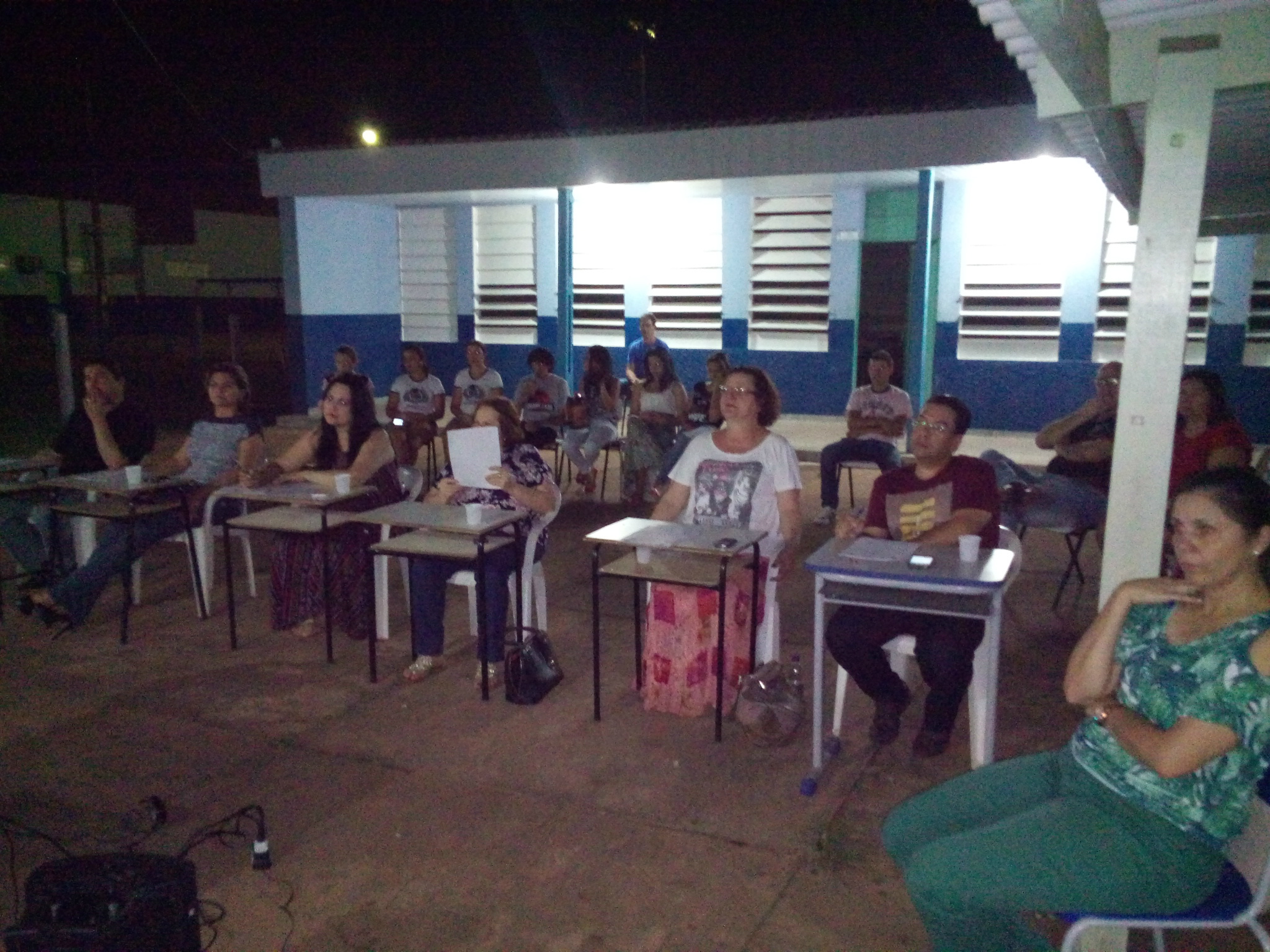 A comissão de avaliadores, formada por profissionais da Educação da escola, reunida para assistir os documentários.