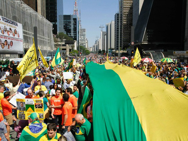 Em SP, polícia isola manifestantes de atos pela Lava Jato e Consciência Negra Vários manifestanes se reuniram na avenida Paulista em São Paulo na tarde deste domingo 20 em apoio a Lava Jato Foto: Marcelo D. Sants/Framephoto/Estadão