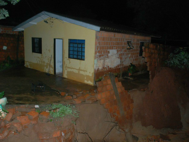 Chuva deixa famílias desalojadas em Naviraí (Foto: Umberto Zum/Ta na Mídia Naviraí)