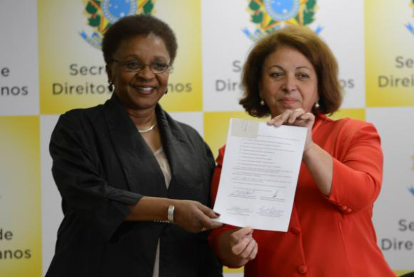 As ministras Luiza Bairros e Ideli Salvatti assinam portaria que cria grupo de trabalho para mapear crimes de ódio na internetFoto: Elza Fiuza/Agência Brasil