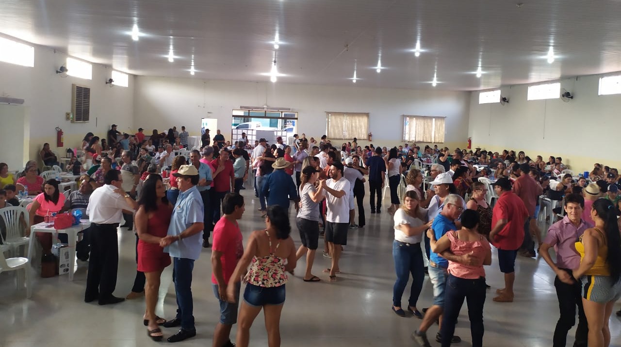 Domingueira Dançante celebrou Dia da Mulher em Amambai Evento reuniu cerca de 400 pessoas.