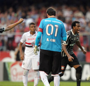Rogério Ceni desperdiça 18 dos 78 pênaltis cobrados na carreira Rogério Ceni desperdiça 18 dos 78 pênaltis cobrados na carreira
