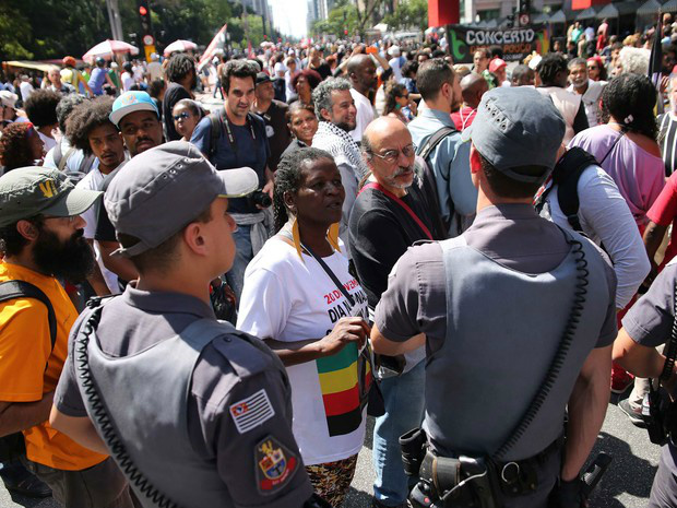 Em SP, polícia isola manifestantes de atos pela Lava Jato e Consciência Negra Policiais militares fazem barreira para separar o protesto do Movimento Brasil Livre da XIII Marcha da Consciência Negra, na Avenida Paulista / Foto: Renato S. Cerqueira/Futura Press/Estadão Conteúdo)