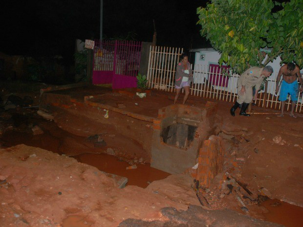 Ruas ficam destruídas após chuva forte em Naviraí (Foto: Umberto Zum/Ta na Mídia Naviraí)