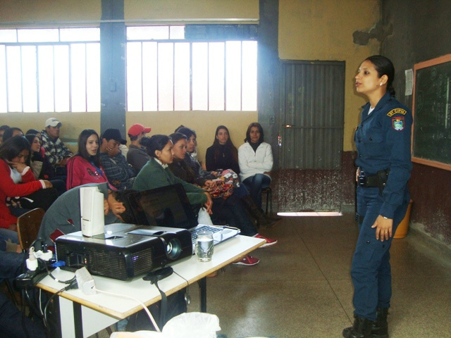 A policial militar Dayse Anne na palestra na escola Felipe.