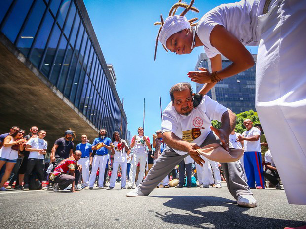 Em SP, polícia isola manifestantes de atos pela Lava Jato e Consciência Negra Grupo realiza roda de capoeira em frente ao Masp, na Avenida Paulista, em São Paulo, neste domingo, durante as celebrações do Dia da Consciência Negra (Foto: Dario Oliveira/Código 19/Estadão Conteúdo)