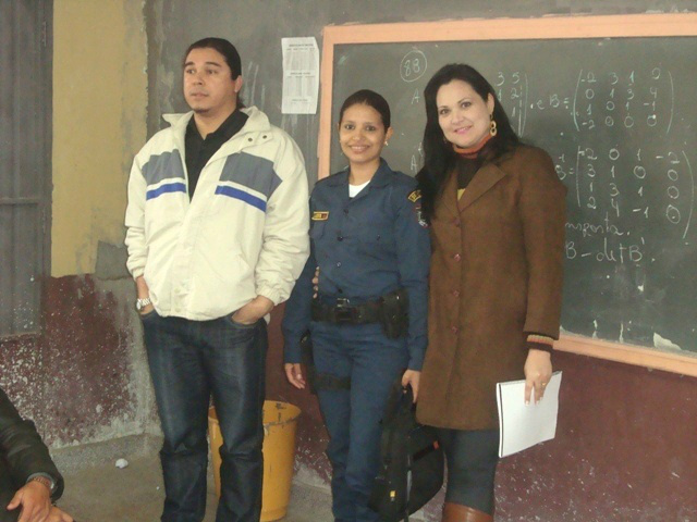 O diretor da escola, Paulo Fernandes, a policial  Dayse e a coordenadora Jesudete.