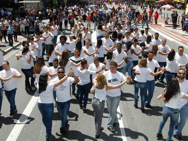 Em SP, polícia isola manifestantes de atos pela Lava Jato e Consciência Negra Grupo faz apresentação de dança em plena Avenida Paulista Foto: Marcelo D. Sants/Framephoto/Estadão