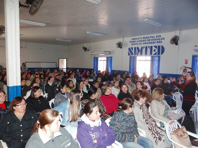 Rede Municipal de Ensino de Amambai anuncia paralisação Cerca de 200 servidores municipais da educação de Amambai votaram pela realização de paralisação tartaruga e pela não participação no desfile cívico de 7 de setembro.