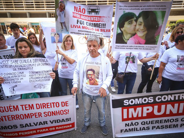 Em SP, polícia isola manifestantes de atos pela Lava Jato e Consciência Negra Grupo faz ato em memória às vítimas de acidentes de trânsito Foto: Dario Oliveira/Código 19/Estadão Conteúdo)