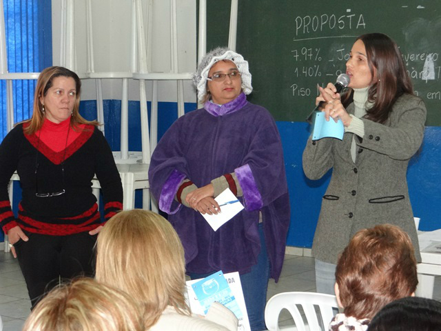 Rede Municipal de Ensino de Amambai anuncia paralisação E/D - A presidente e vice do Simted, Olga Tobias e Marli Charão, e a secretária de Educação de Amambai, Vera Lorensetti.