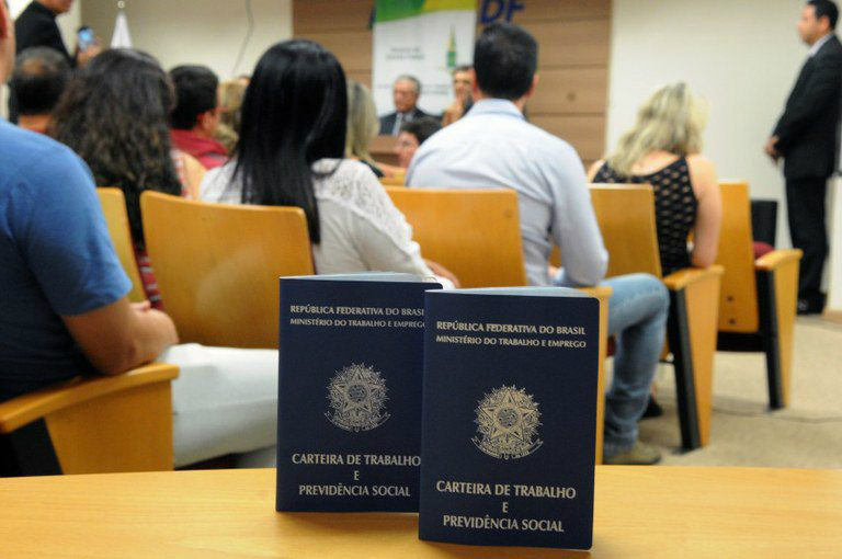 O salário mínimo é um dos alvos do golpe No governo Lula, formalização aumentou enquanto o salário mínimo também aumentava