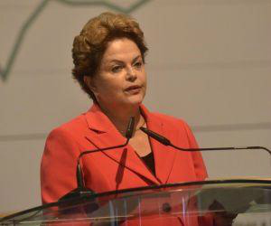 Dilma diz que Brasil precisa entrar na fase da "economia do conhecimento"
