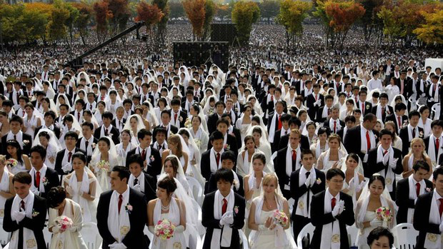 Em 14 outubro de 2009 casais de todo o mundo participam de uma cerimônia de casamento em massa organizados pela igreja da Unificação do reverendo Moon ao sul de Seul, na Coreia do Sul. (Foto: Lee Jin-man/AP)