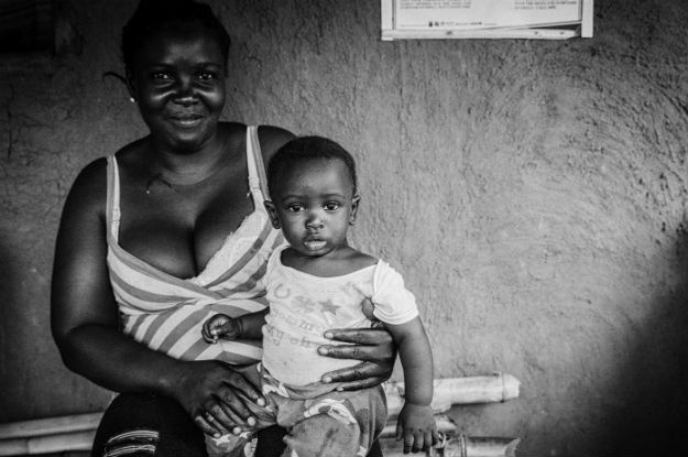Cecilia Kollie, na imagem com o filho, é uma sobrevivente da epidemia em Monrovia, Libéria. Imagem: UN Photo/Martine Perret