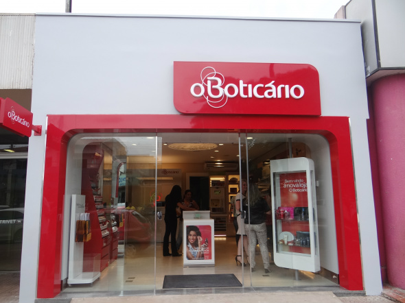 Mais interativa e atraente, nova loja de O Boticário é inaugurada em Amambai Loja recebeu nova fachada e nova decoração interna / Foto: Moreira Produções