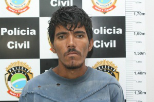 Morador de rua cita "teoria do caos" para justificar incêndios de veículos Leitor diário de jornais, Estevão fugiu de hospital psiquiátrico (Foto:Marcos Ermínio)