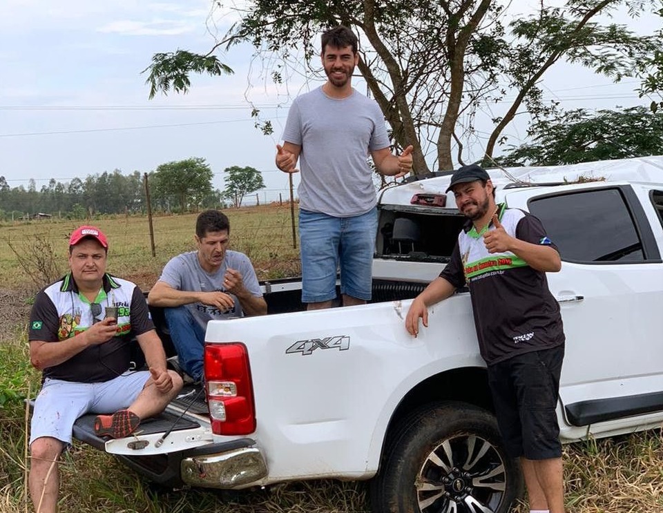 Ex-secretário de saúde de Amambai sofre acidente na MS-386 Apesar das avarias nas moto e na caminhonete, pilotos saíram ilesos / Foto: Divulgação