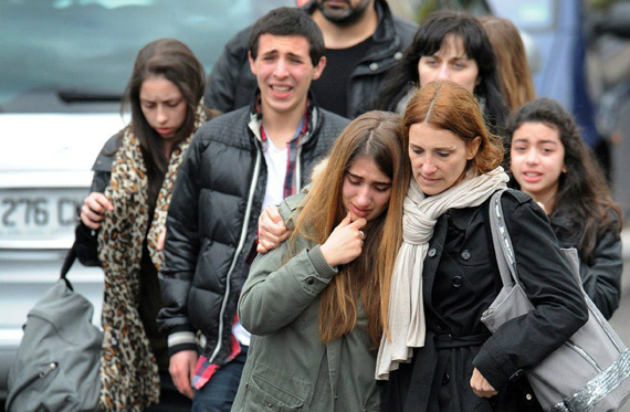 Alunos e familiares das vitimas do ataque em Toulouse