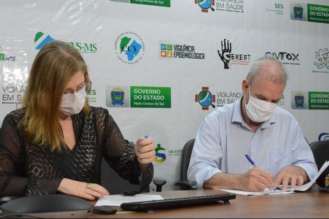 Pesquisadora e secretário de Saúde assinam convênio de teste - Álvaro Rezende/Correio do Estado