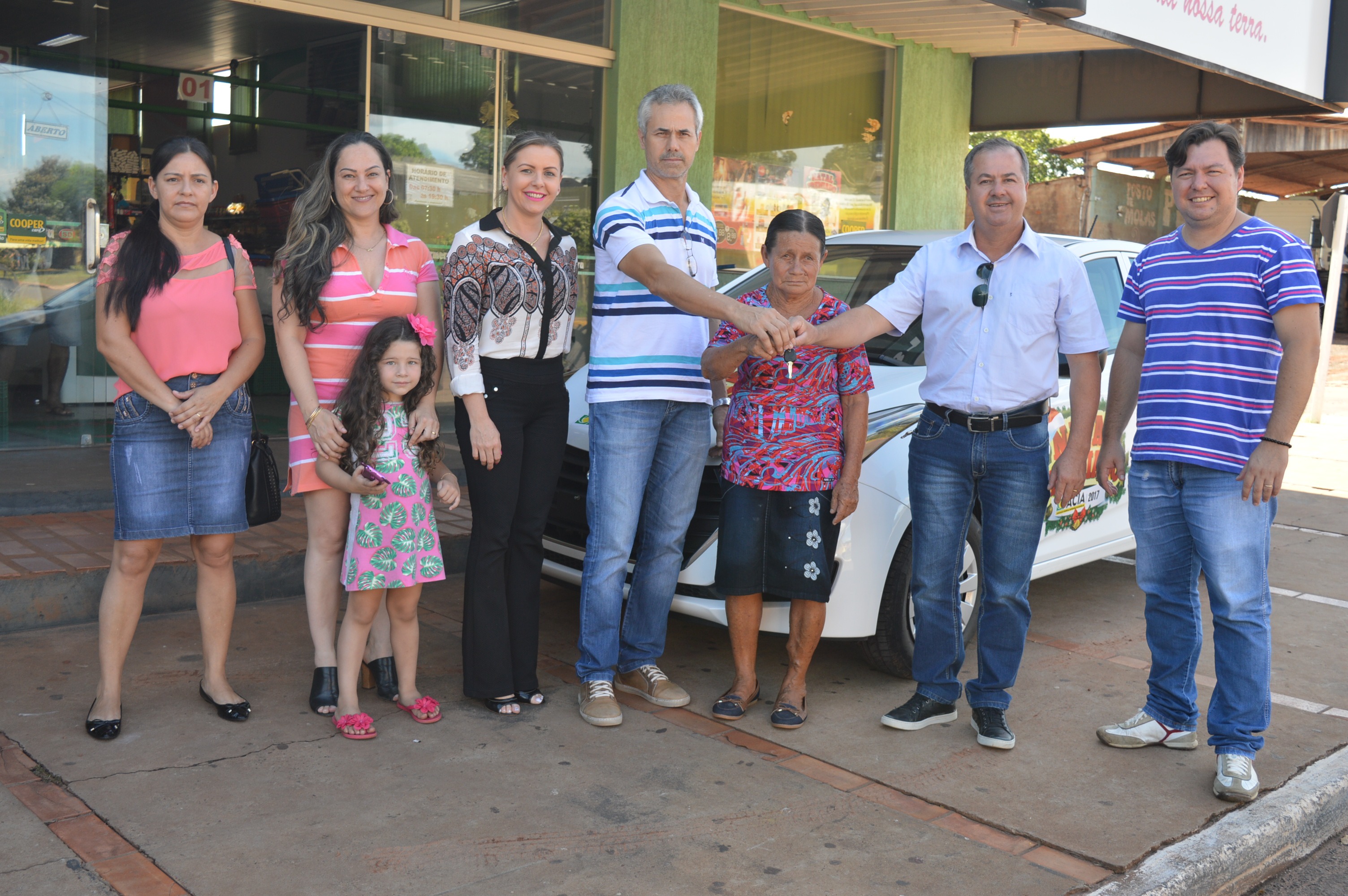 Acia entregou nessa quarta (3), prêmios da campanha Natal Premiado Meri tem 80 anos e pretende vender o carro para reformar sua casa / Foto: Moreira Produções