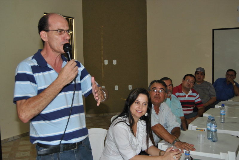 Sérgio Barbosa diz que está com mais experiência para administrar o município Sérgio discursa durante reunião.
