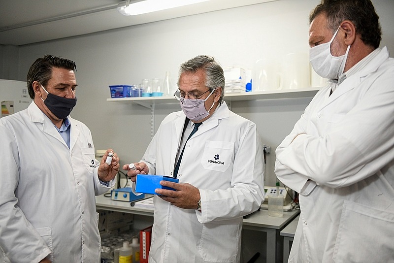 Presidente Alberto Fernández em visita ao laboratório da Universidade de San Martin (UNSAM), em janeiro. - Presidência Argentina