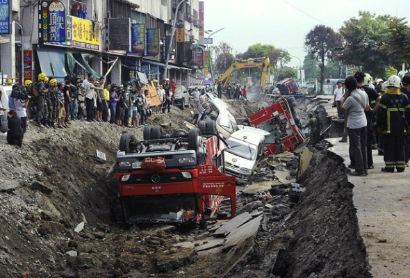 Caminhões de bombeiros foram revirados com a explosão em Kaohsiung, Taiwan / Foto: Wally Santana/AP