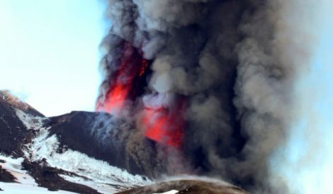 Vulcão Etna entra em erupção pela quarta vez este ano