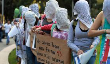 Polícia e manifestantes entram em confronto em frente ao Palácio Nacional no México JOSE MENDEZ