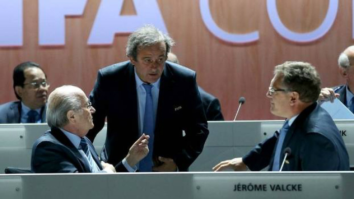 Comitê de Ética da Fifa suspende Blatter, Platini e Valcke por 90 dias Comitê de Ética da Fifa suspende Blatter, Platini e Valcke por 90 dias
