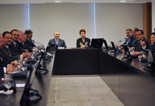 Dilma se reúne com aliados para pedir união nas próximas votações na Câmara Dilma se reúne com aliados para pedir união nas próximas votações na Câmara