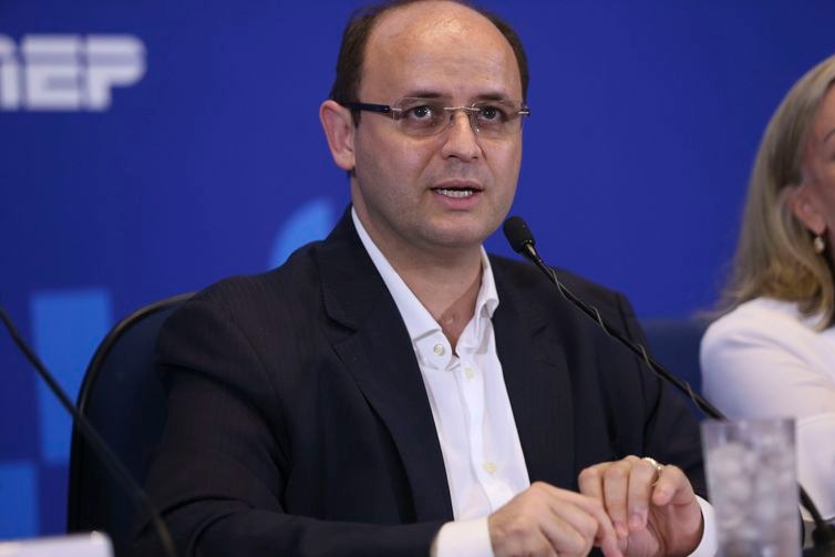 Ministro recomenda tranquilidade na prova do Enem Primeiro dia do Enem foi um sucesso, diz ministro da Educação, Rossieli Soares.