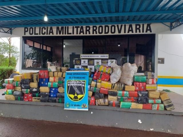 Adolescente é flagrado em caminhão com 2,5 toneladas de maconha Fardos de maconha que estavam em caminhão dirigido por adolescente de 17 anos (Foto: Divulgação)