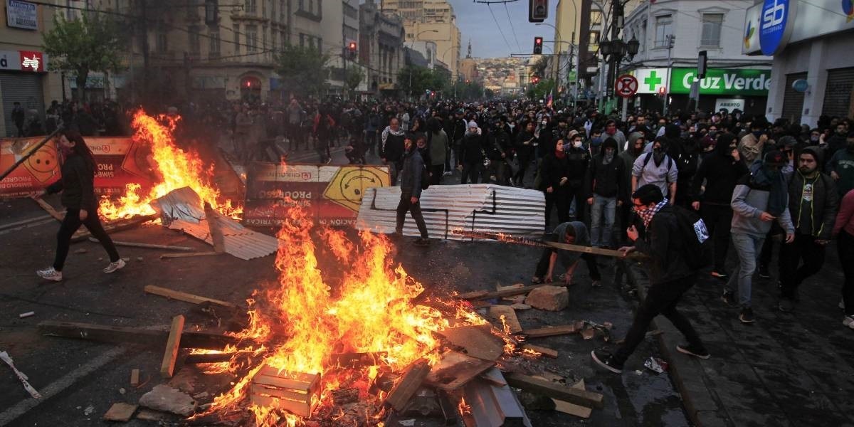 Chilenos desafiam toque de recolher, e distúrbios deixam pelo menos oito mortos Revolta contra arrocho imposto por Piñera se estende pelo Chile / Foto: Divulgação