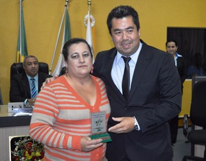 Profissionais da enfermagem foram homenageados nessa terça-feira (30) em Amambai Vereador Humberto Hassegawa e sua homenageada / Foto: Moreira Produções