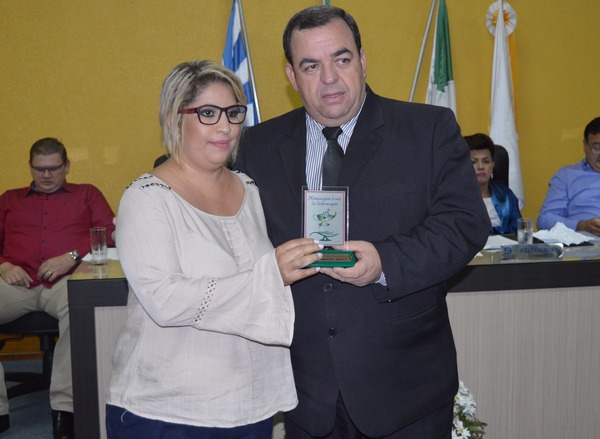 Profissionais da enfermagem foram homenageados nessa terça-feira (30) em Amambai Vereador Dilmar Bervian e sua homenageada / Foto: Moreira Produções